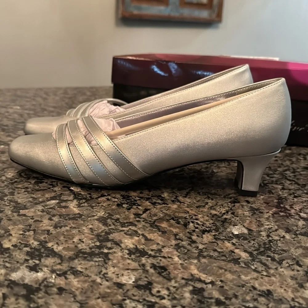 Easy Street entice squared toe silver satin 1.5 inch pump heel NIB 8.5W